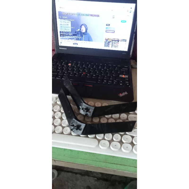 stand tv  / kaki tv Polytron 32 inch Original