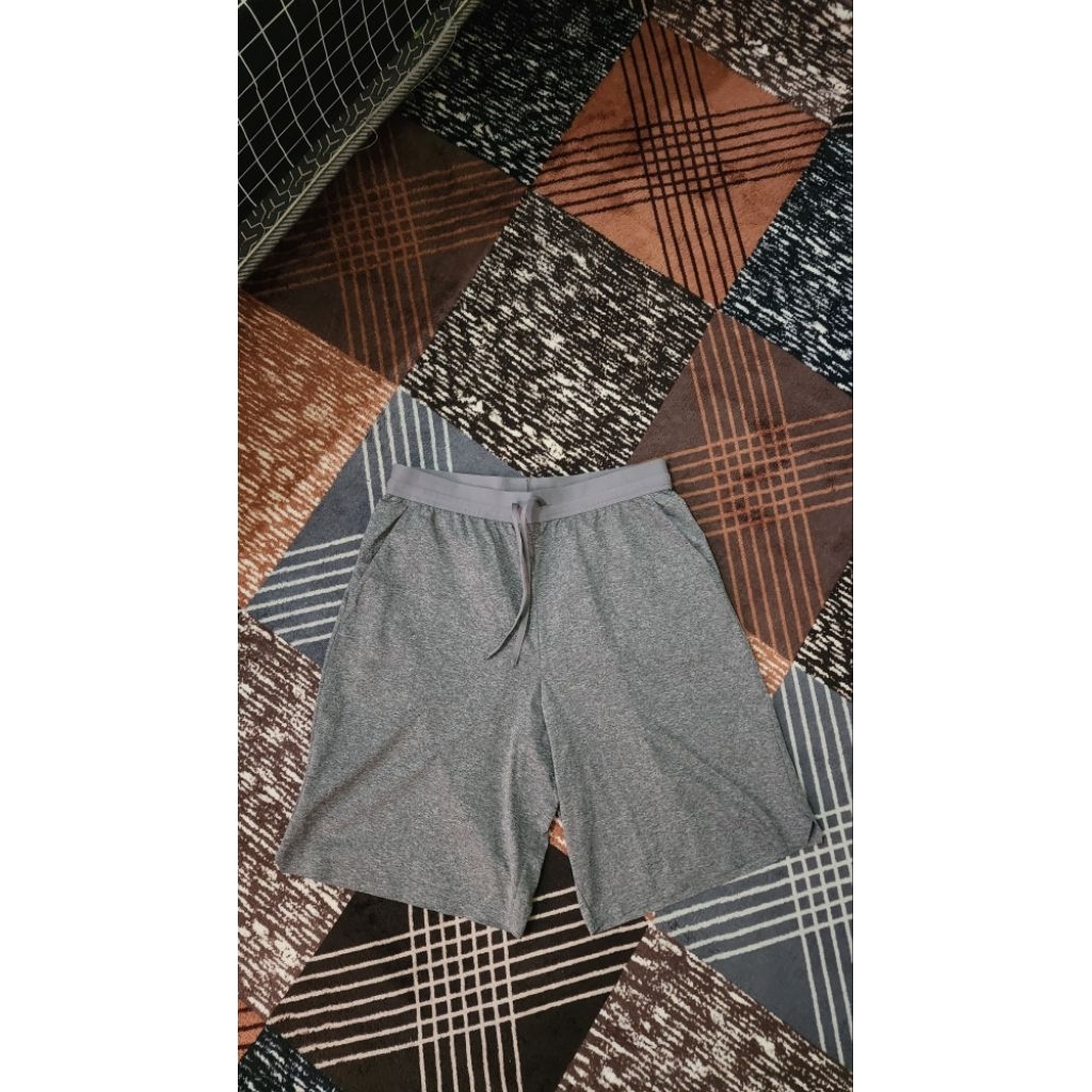 celana pendek uniqlo bahan airism preloved