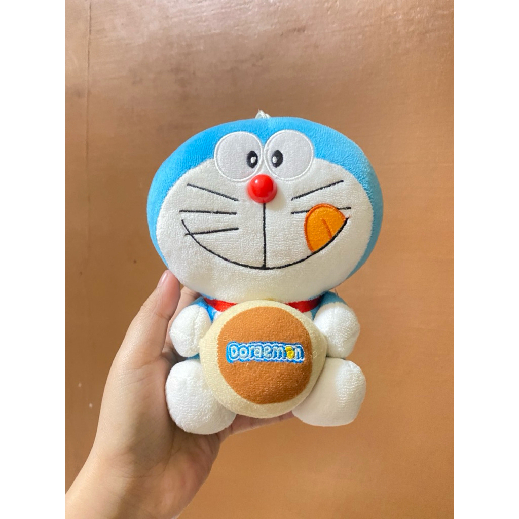 Boneka Karakter Doraemon Kecil Pegang Dorayaki size 18cm Original / Boneka Doraemon Lucu / Boneka Do