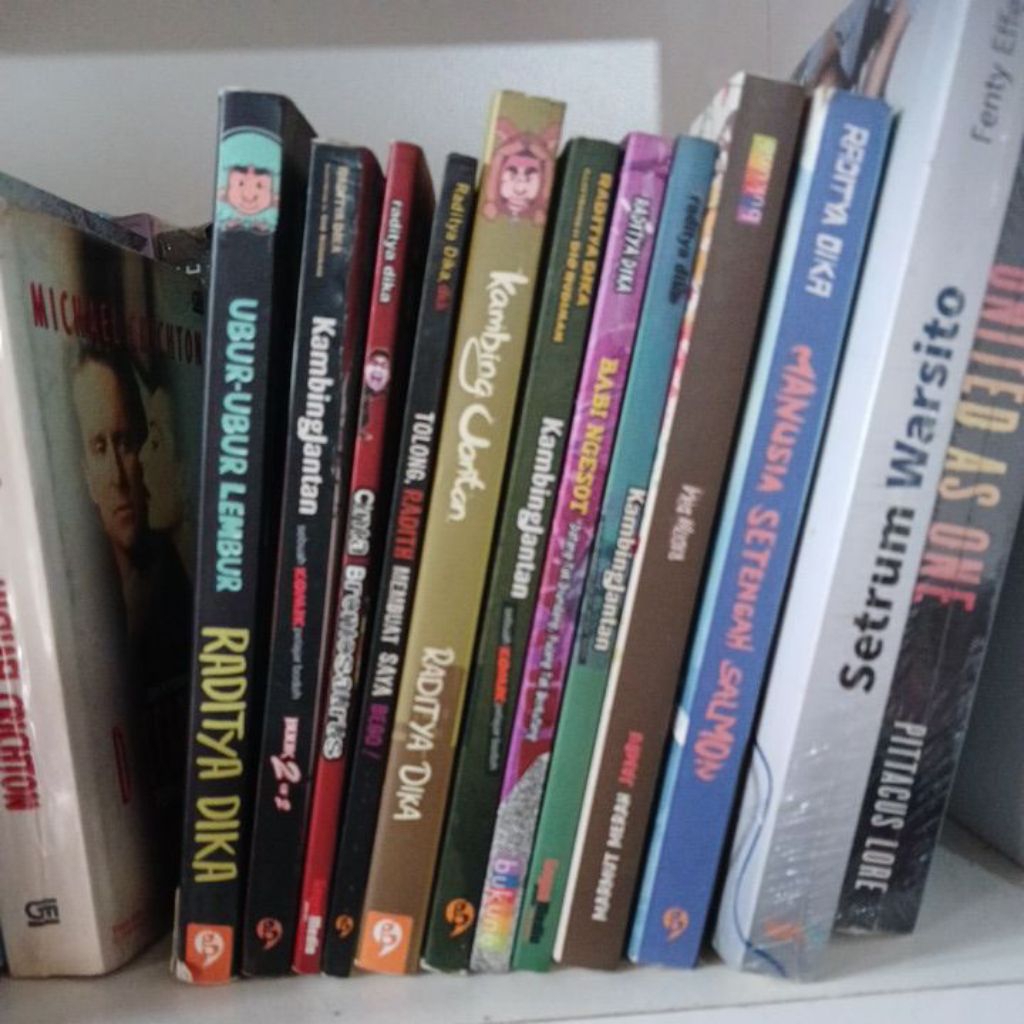 NOVEL RADITYA DIKA. KAMBING JANTAN, UBUR2 LEMBUR, BRONTOSAURUS, BABI NGESOT, KOALA KUMAL, MANUSIA SA