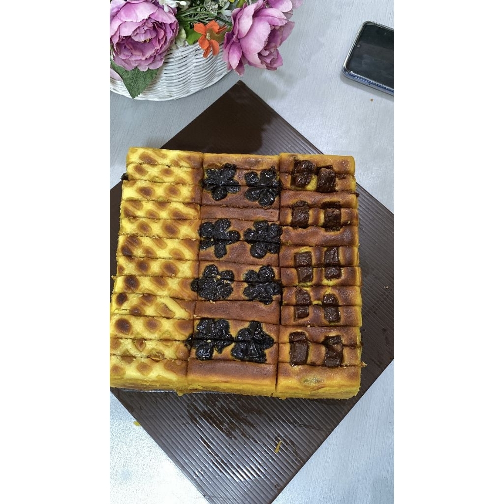 

lapis legit premium wijsman 3 rasa cream cheese, prunes, cadbury