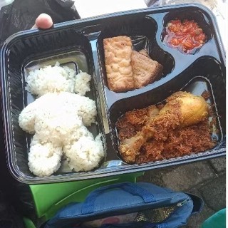 

Nasi Liwet Ayam Serundeng