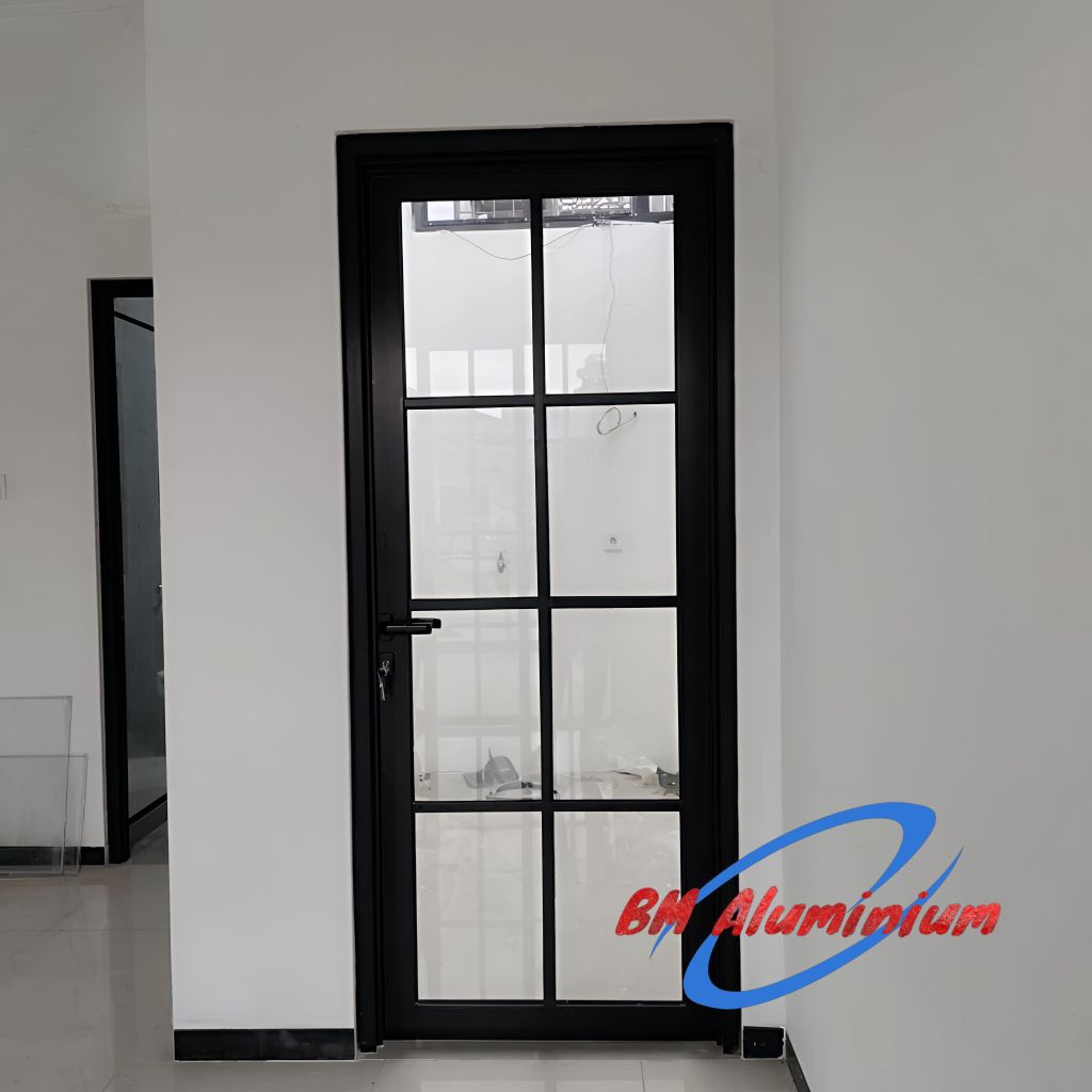 Pintu Swing Aluminium + Kaca Ornamen 80x200 cm – Elegan, Kuat & Anti Karat