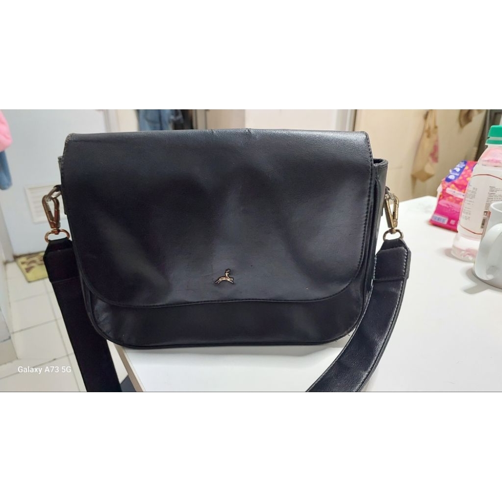 Preloved.Sling Bag Hitam.Povilo