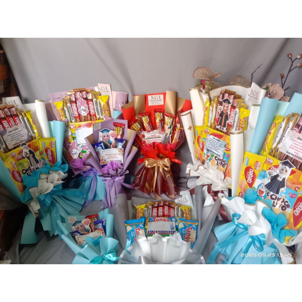 

Buket Snack/Buket Wisuda/Buket Wedding/Buket Hari Guru/Buket Graduation/Buket Uang Mainan