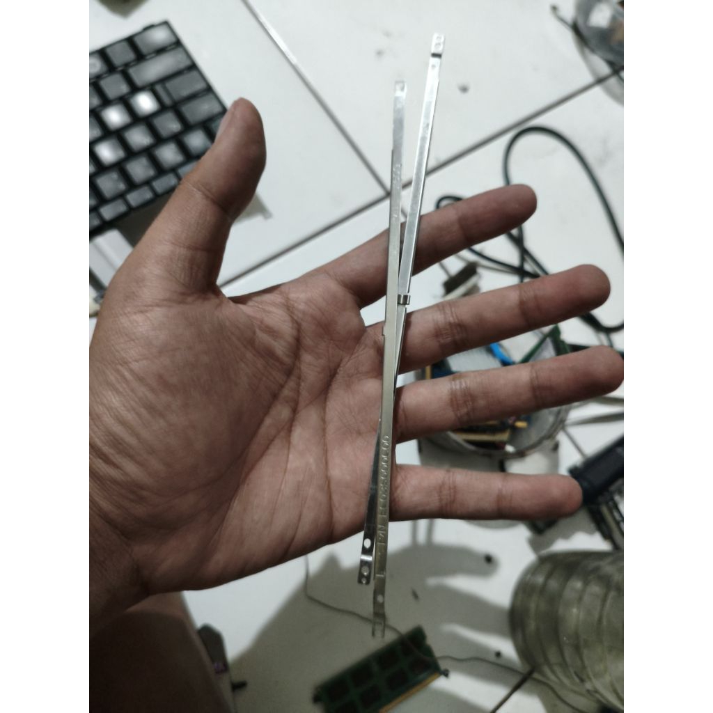 pengunci lcd laptop dell latitude e4300 ori