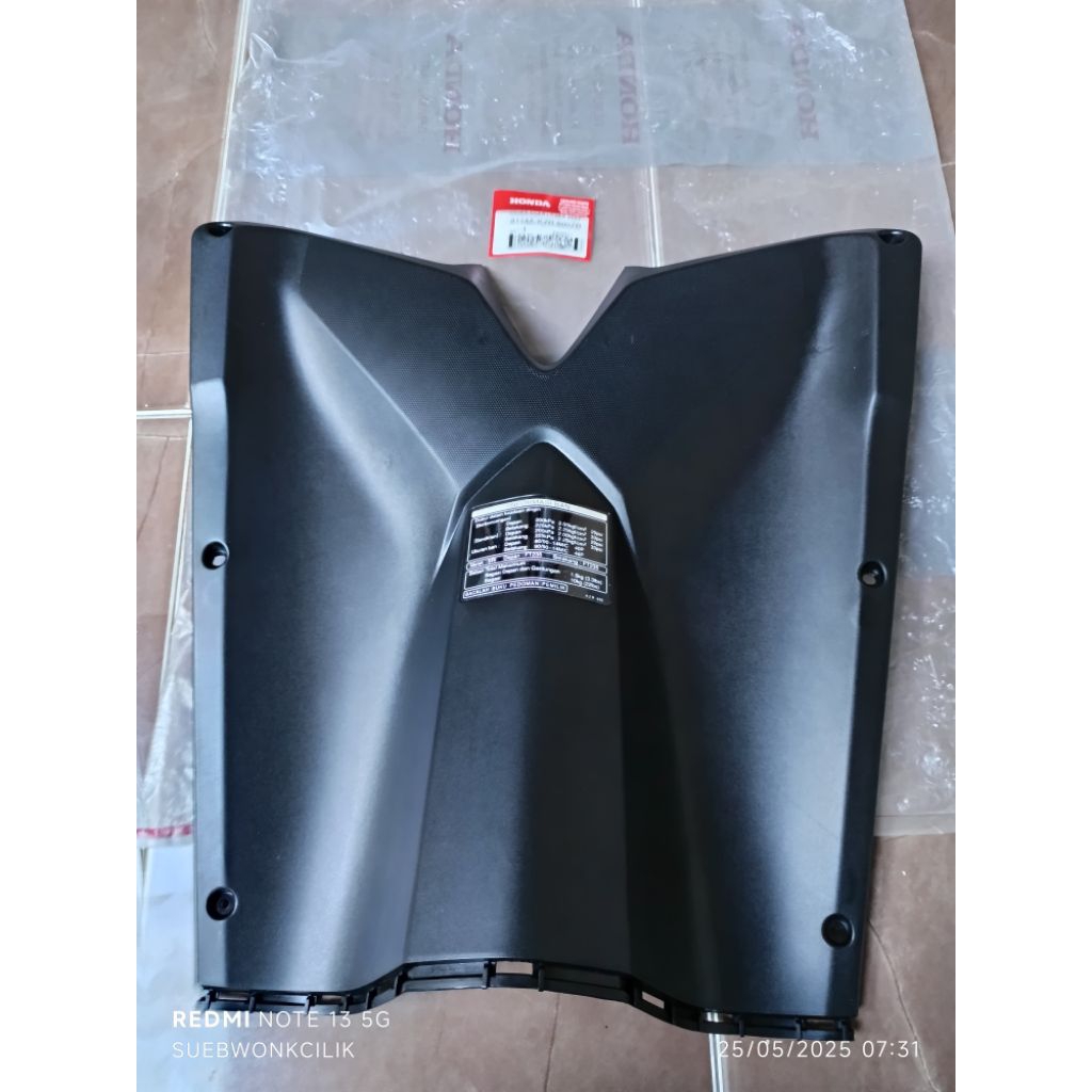 8114A-KZR-600ZB cover inner lower dek kunci bawah honda vario125 kzr original AHM
