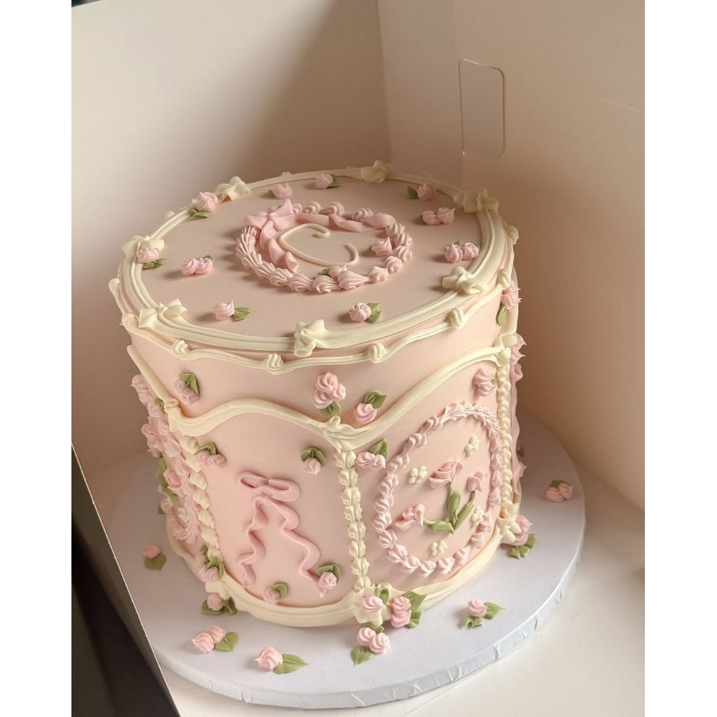 

Classic Vintage Rose Buthday Cake