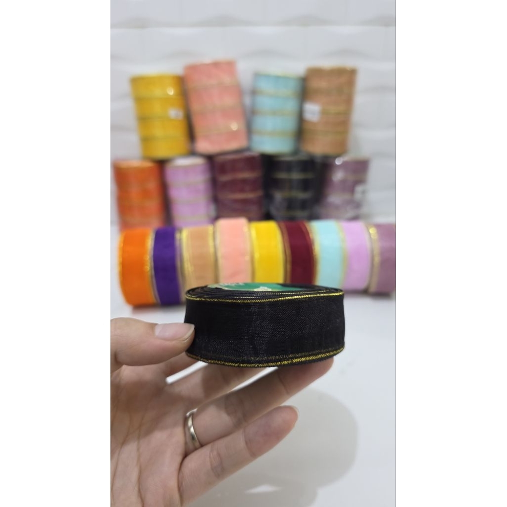 

Pita ORGANDI LIST MAS 2,5CM 1" INCH 1ROLL HAMPERS KADO BUKET BUNGA BOUQET