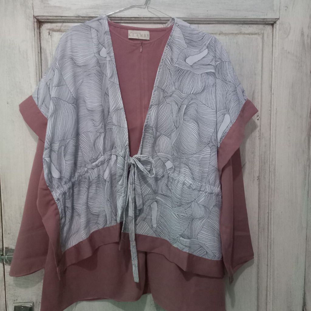 blouse wearing klamby