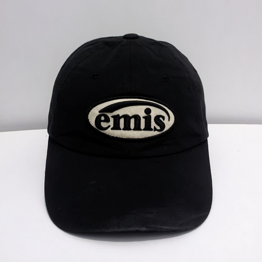 Topi Emis, Emis Cap Black