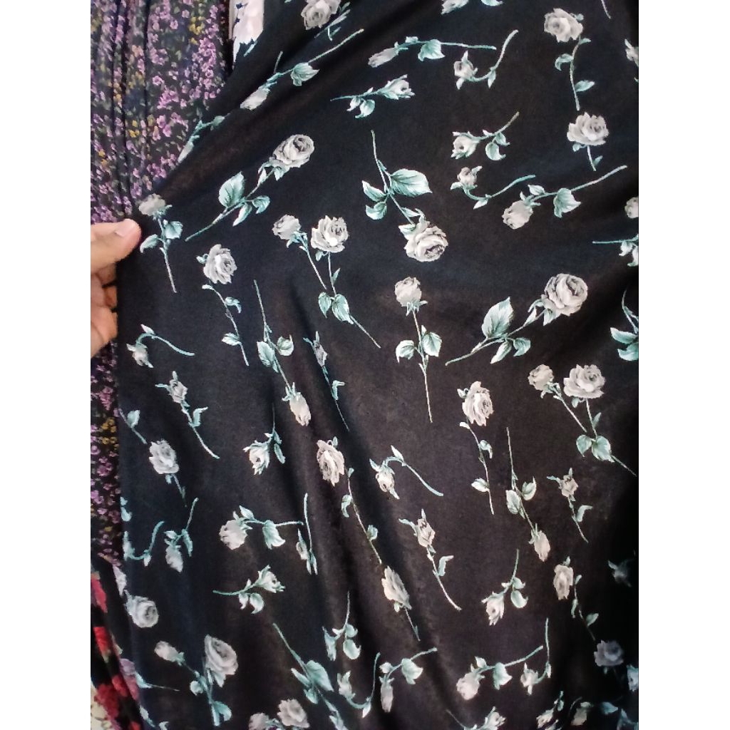 Kain/Bahan satin silk motif kembang//bahan maxmara silk motif bunga//kain satin silk meteran(silk19)