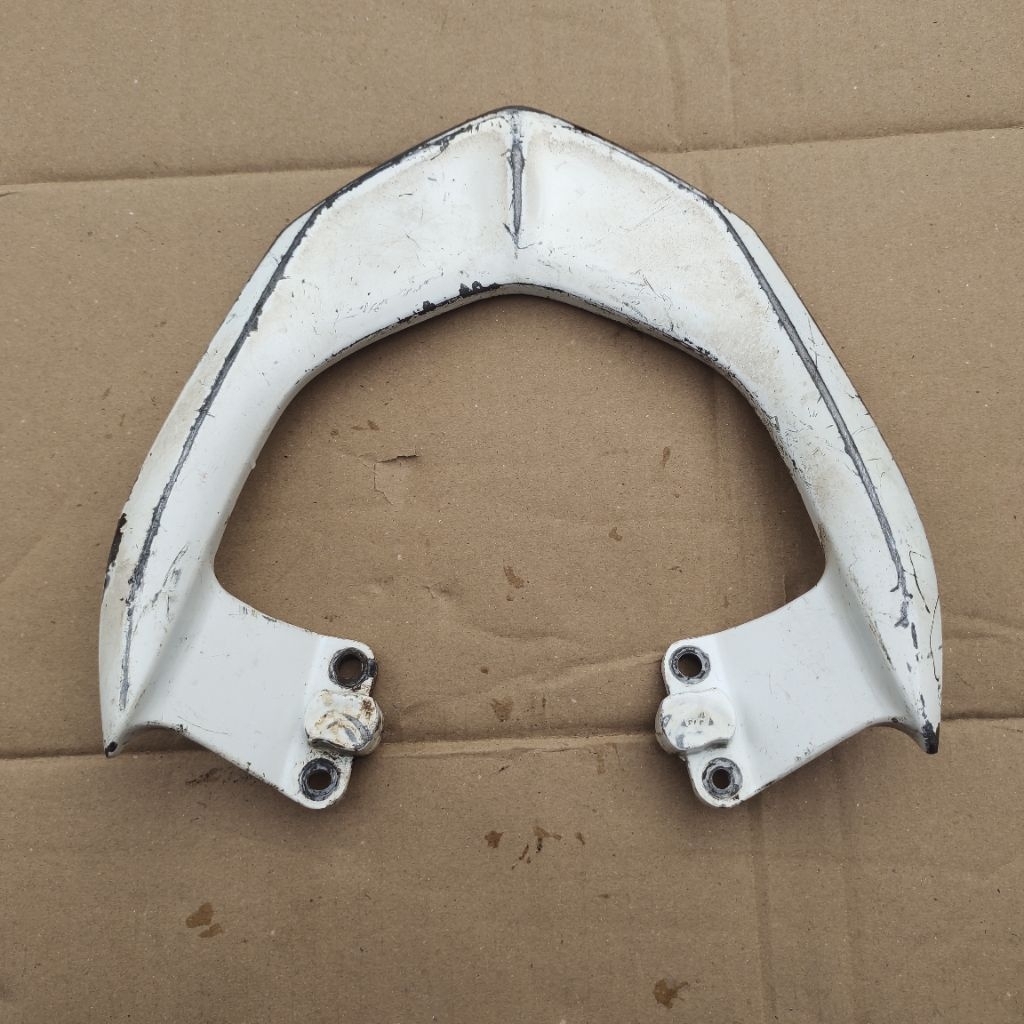 begel behel dudukan jok belakang original(xeon karbu,xeon rc,xeon gt 125)pnp ori copotan