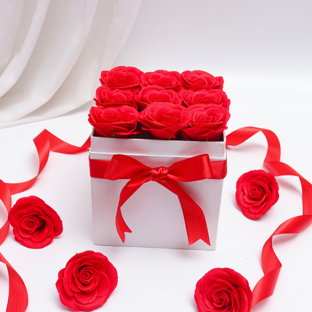 

Bloom Box Flower Akrilik - Box Buket Bunga - 9 Tangkai Merah