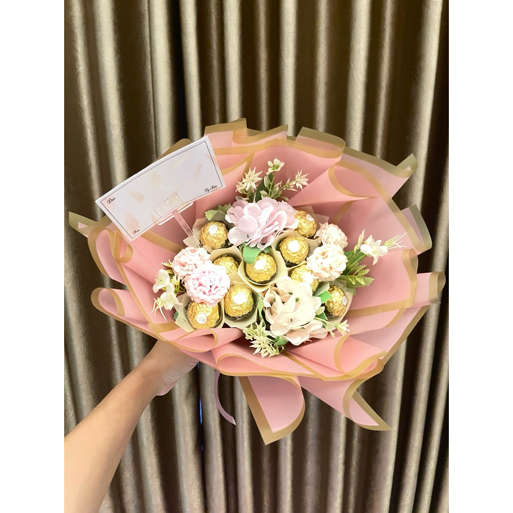 

Ready Bucket bunga dan coklat Ferrero isi 9 free kartu ucapan siap kirim