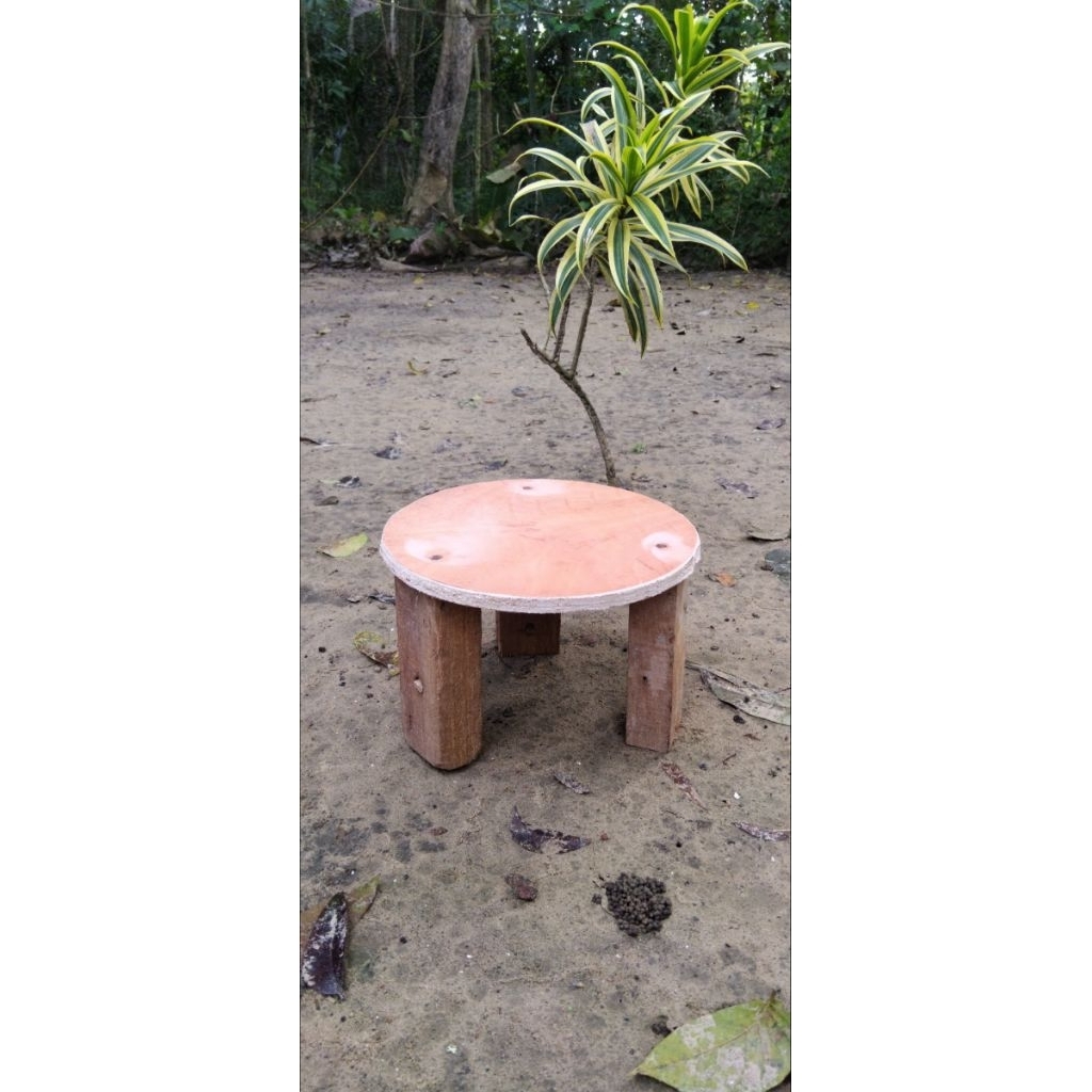 Kursi kayu bulat kaki tiga