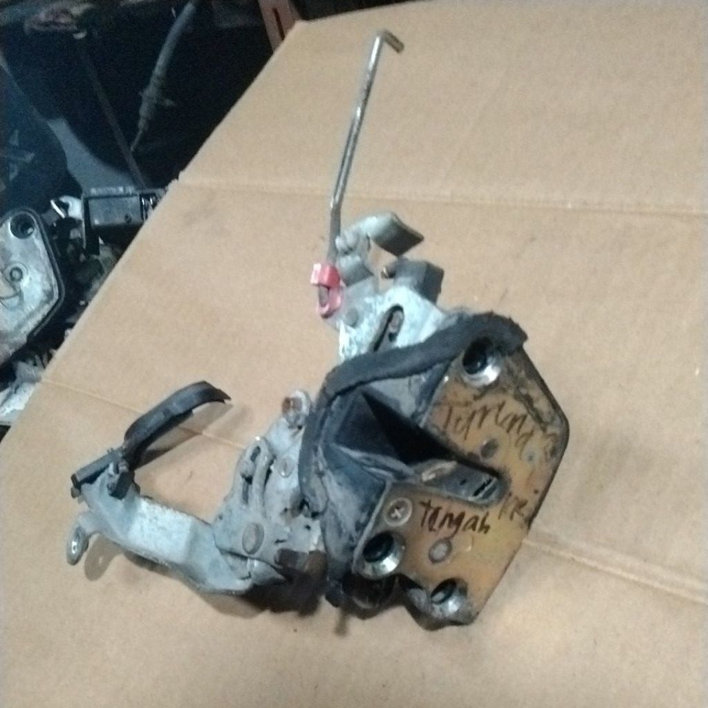 DOOR LOCK PINTU DAIHATSU TARUNA TENGAH KANAN