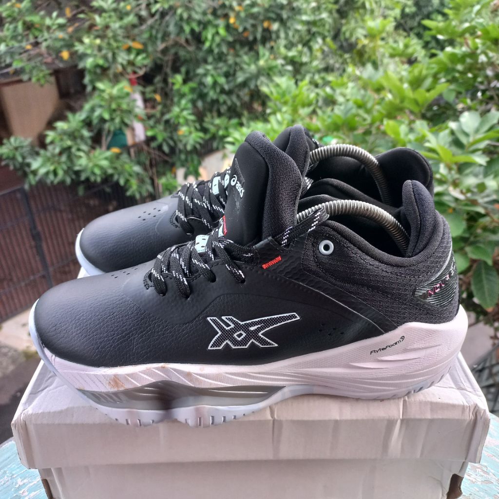 Sepatu basket asik size 43