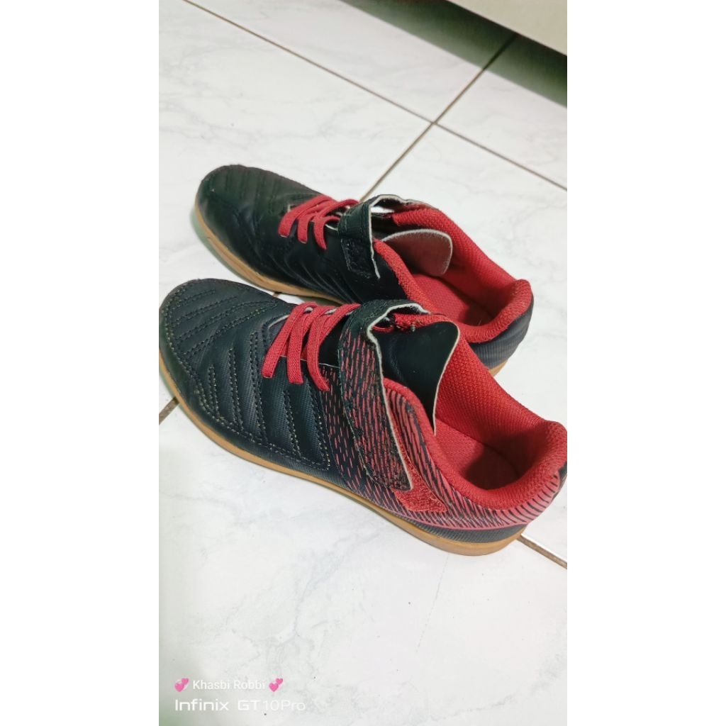 Preloved sepatu futsal Decathlon