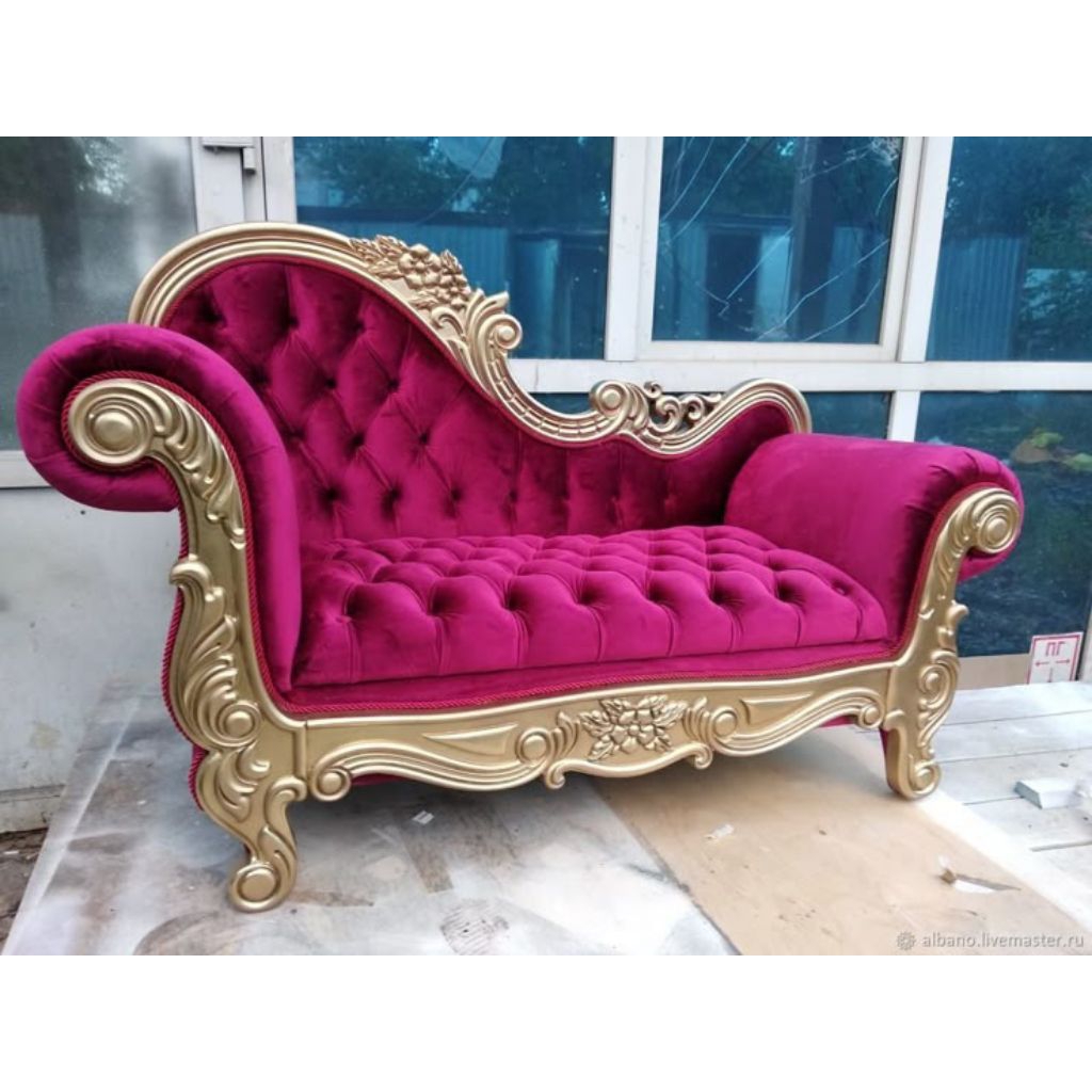 Sofa Mewah Ukiran Klasik Chesterfield – Emas & Merah Maroon (Harga DP)