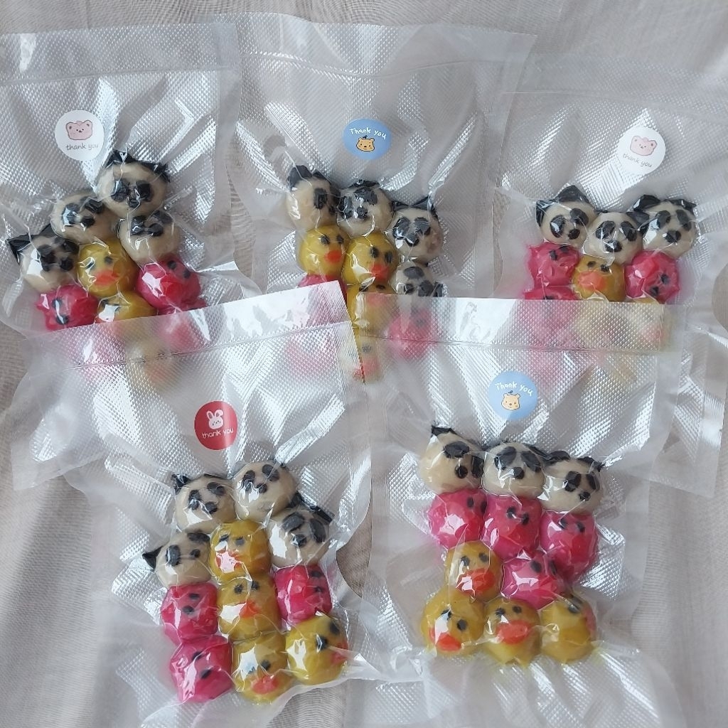 

Cilok Karakter Kiyowoo bentuk Bebek (abon sapi), Panda (keju melt), Babi (sosis sapi)