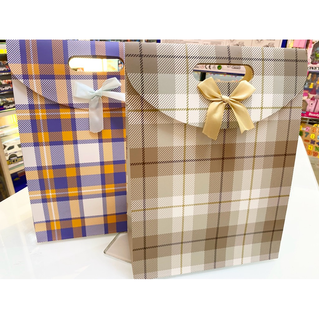 

Paper Bag paperbag kantong packaging hadiah kado Tutup pita corak motif Kotak dewasa ukuran sedang tanggung pita boneka kado / Kantong Kertas (06110700/06110097)