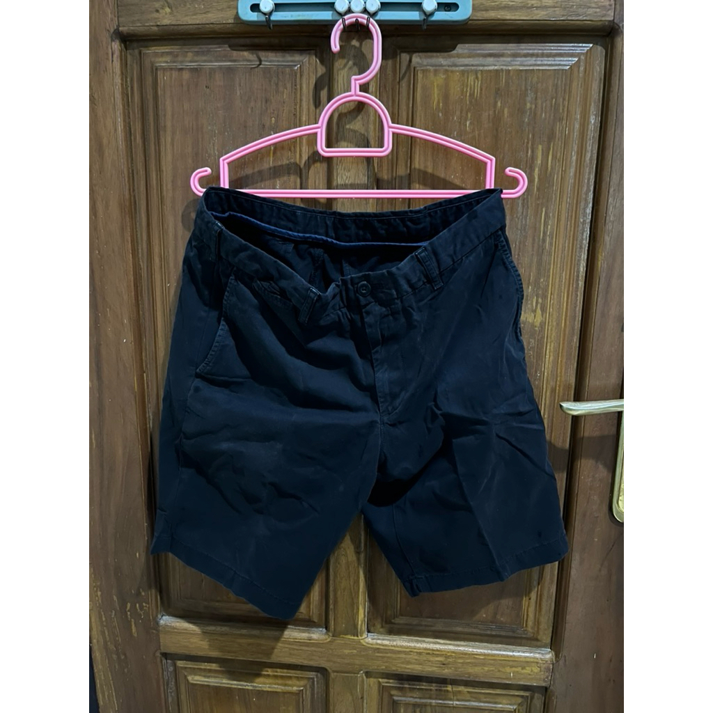 celana chino pendek uniqlo pria