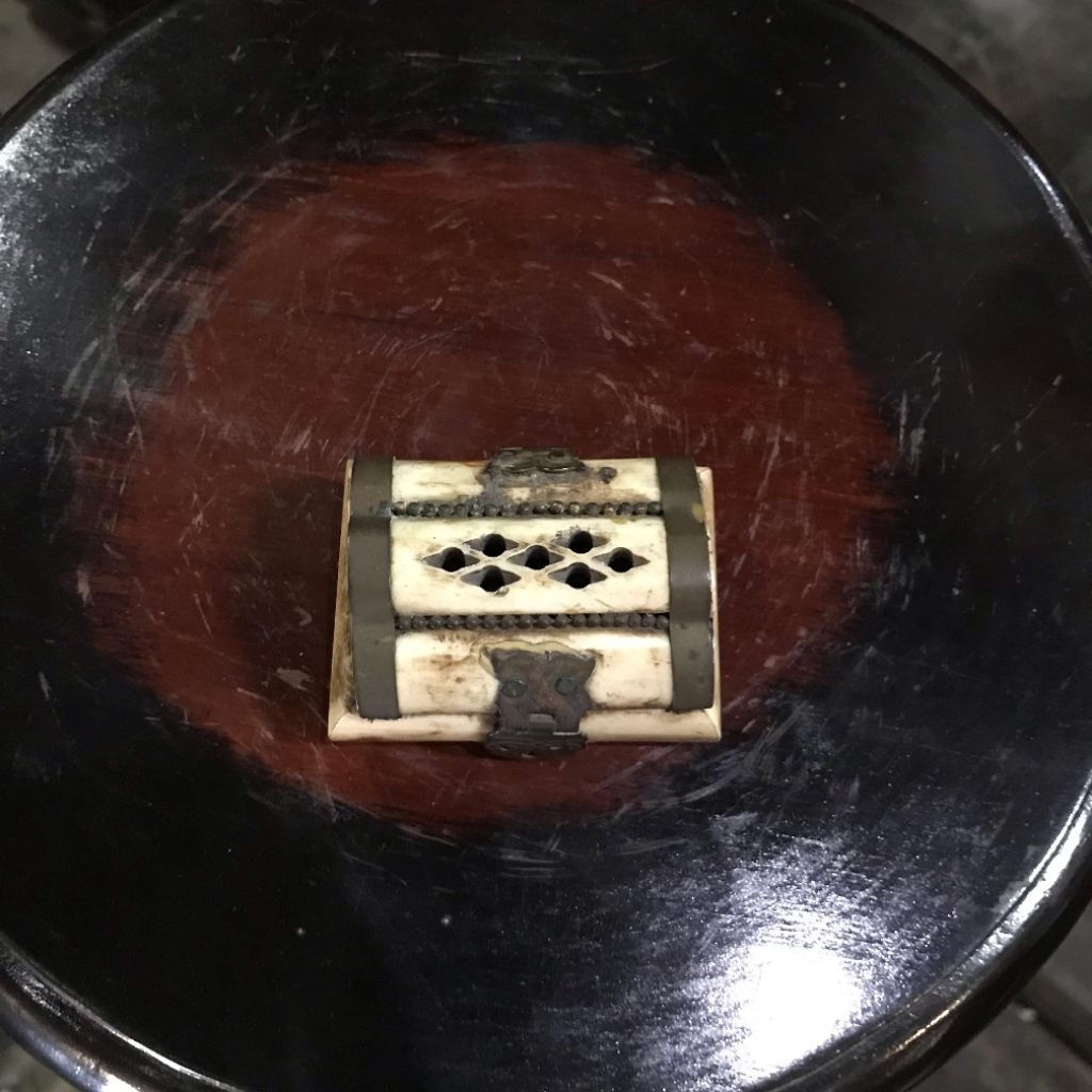 Kotak Tempat Perhiasan Ukir Tulang dengan Ornamen Kuningan Lawas Jadul Tua