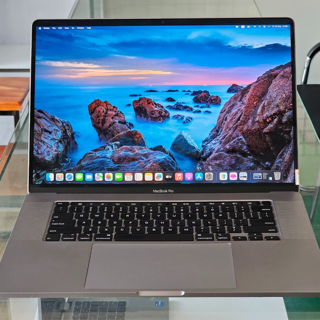 Macbook Pro 16 2019 Touchbar intel core i7 Ram 16 GB SSD 500 GB Dual Graphic Radeon Pro 5300M Layar 