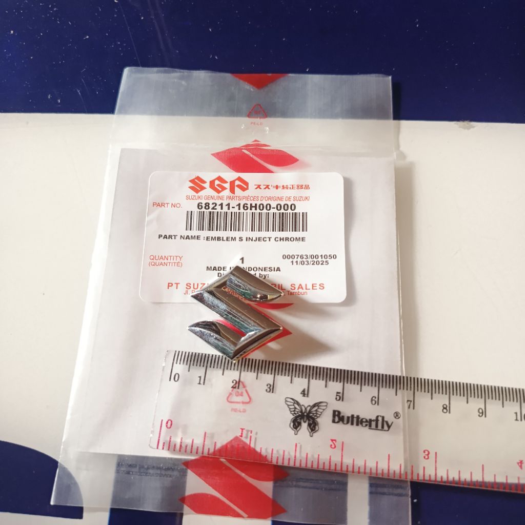 LOGO EMBLEM SUZUKI TAMENG DEPAN  SMASH TITAN 110 ORIGINAL SGP 68211-16H00-000