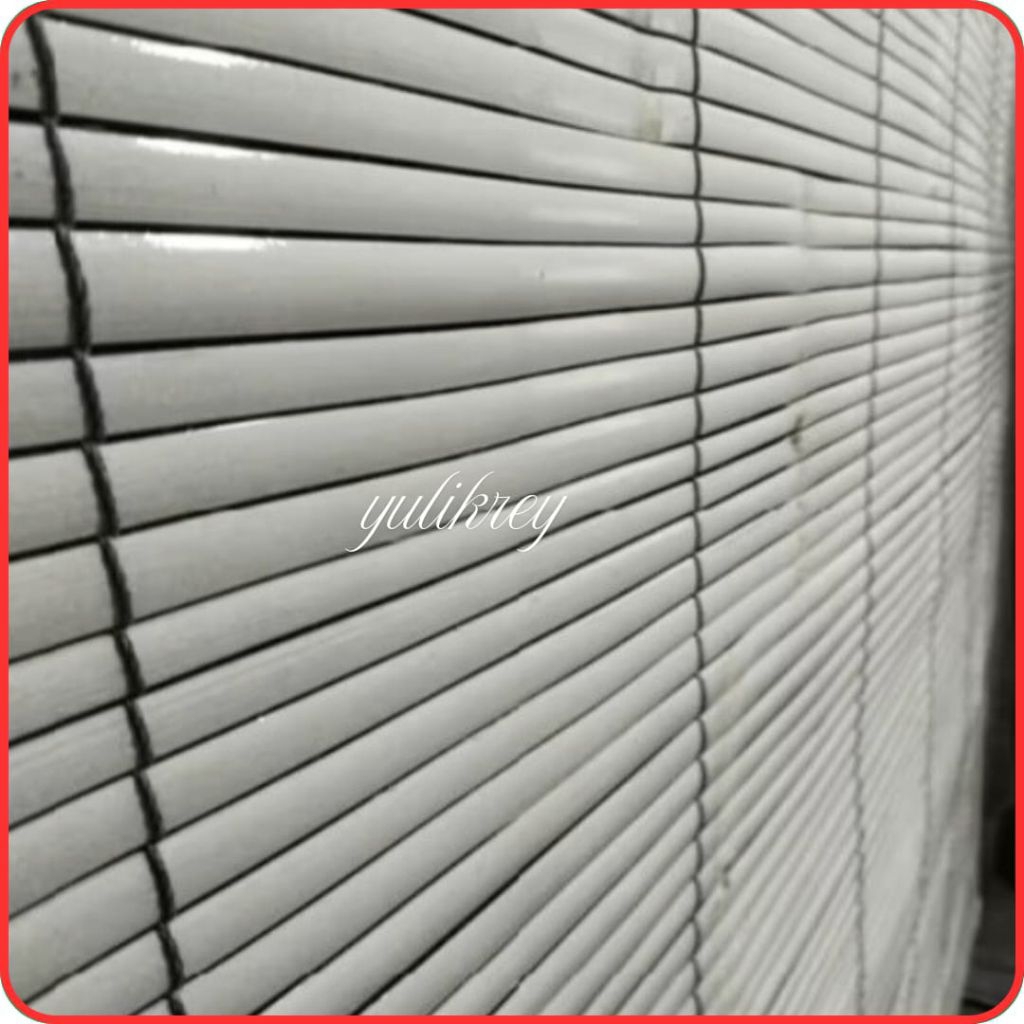 tirai bambu di cat putih