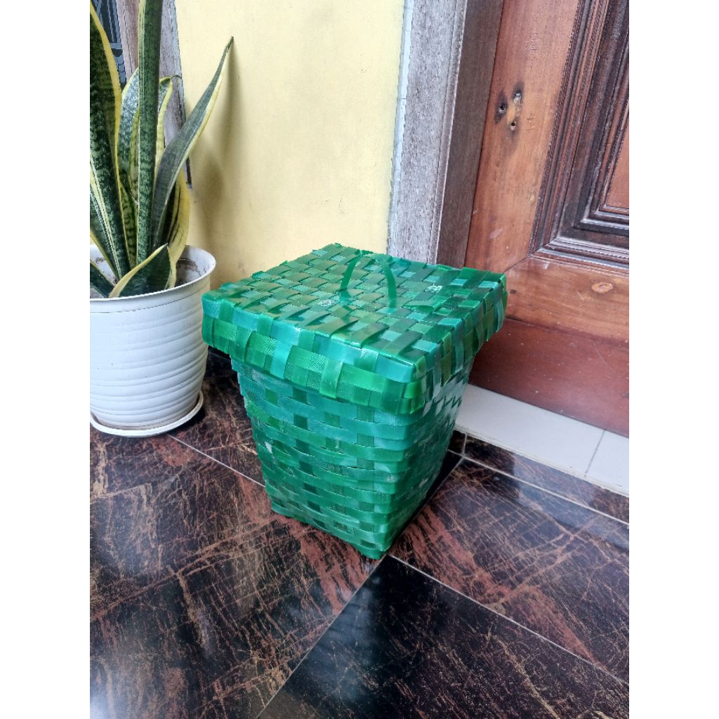 TEMPAT SAMPAH MINIMALIS. TEMPAT SAMPAH TERAS. TEMPAT SAMPAH ANYAMAN. TEMPAT SAMPAH DAPUR.