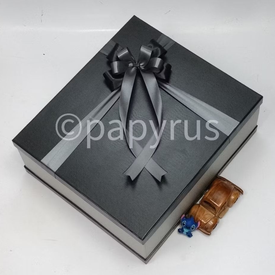 

PAPYRUS Sandwich 35x40 Tinggi 15cm Kotak Kado Gift Box Hadiah V2