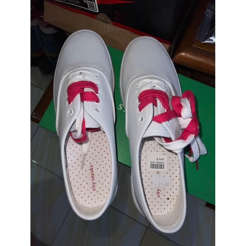 CITY SNEAKS NEW PAYLESS