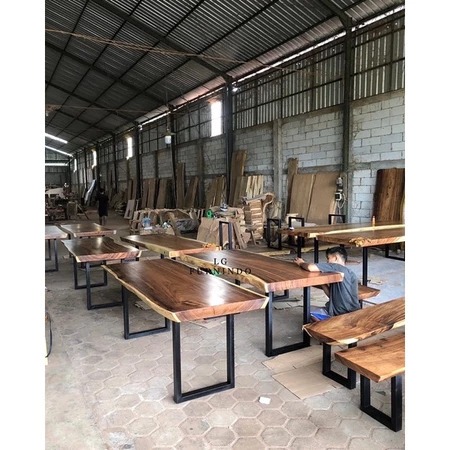 Meja makan solid trembesi kaki besi hollow