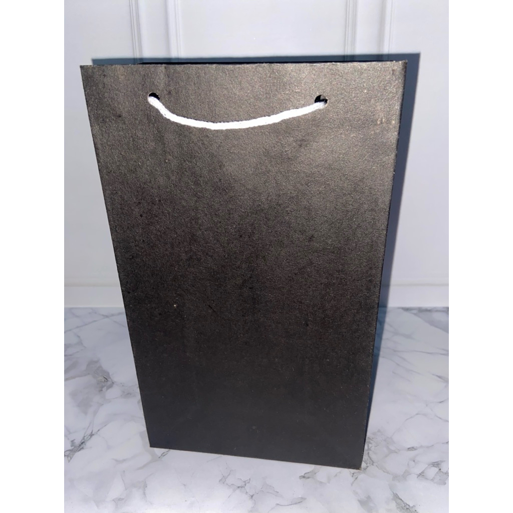 

Paperbag Wafer Hitam Tali Putih (15x8x25)