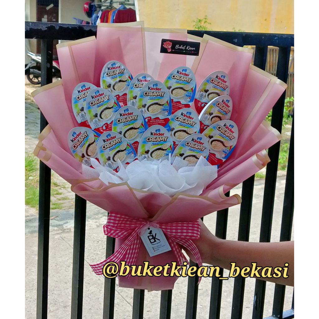 

buket kinderjoy/ buket kinder creamy/ buket Snack/ buket ulang tahun/ buket wisuda/ buket jumbo