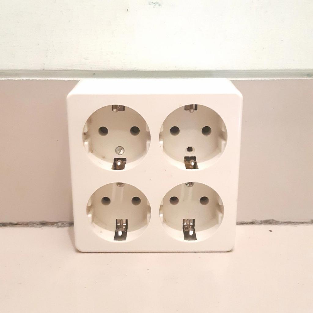 STOP KONTAK 4 LUBANG KOTAK / PERSEGI GB