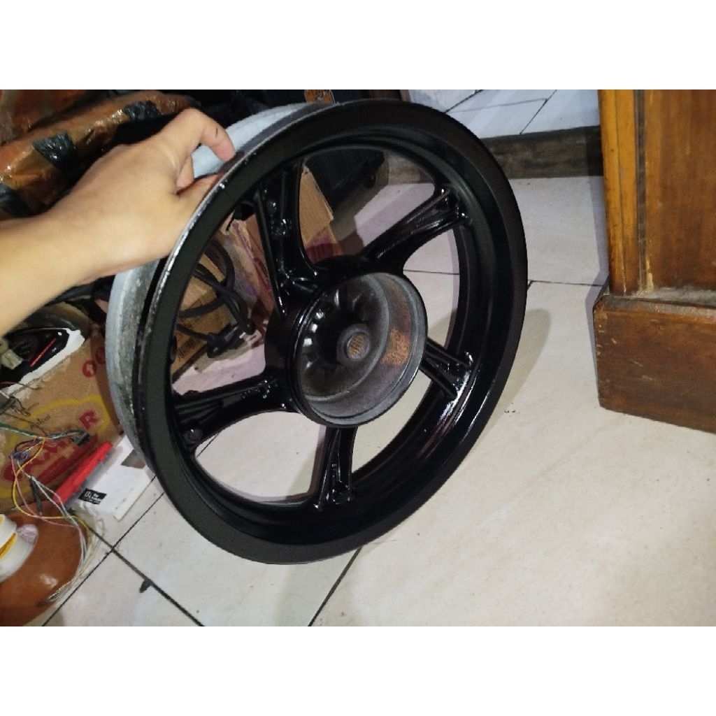 velg belakang standard soul gt 115,mio j, mio gt 115 pnp mio karbu tapak lebar sesuai di foto origin