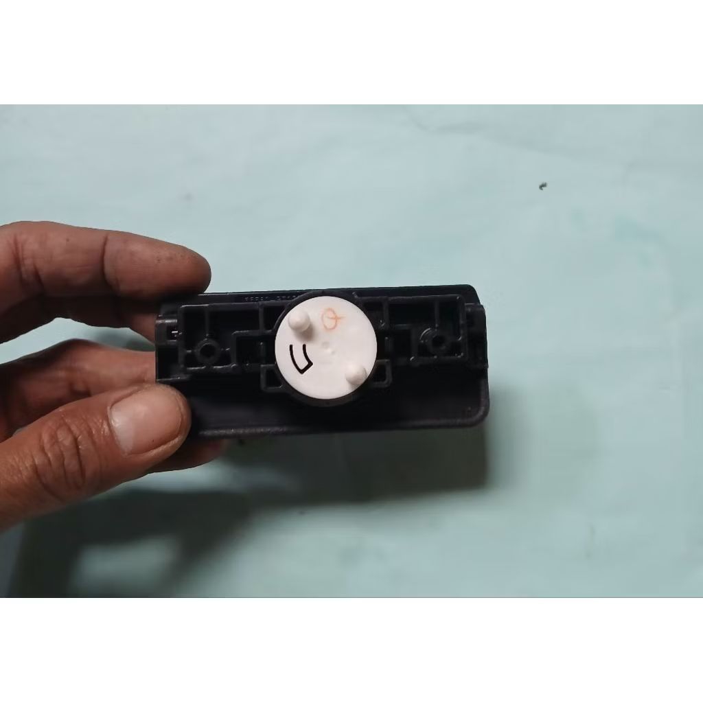 handle handel pembuka pintu laci dashboard dalam avanza"Xenia 2022 original