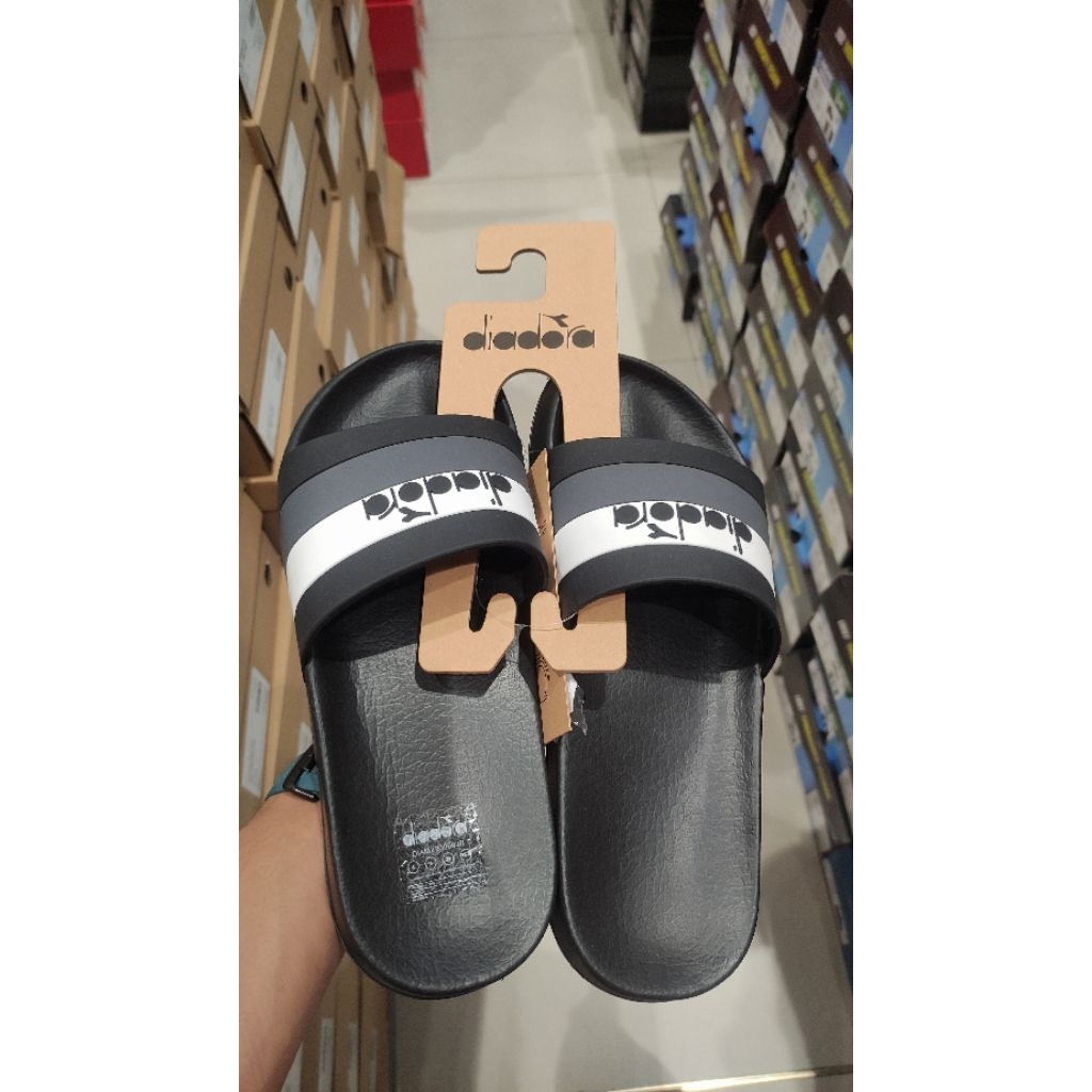 sandal sport atau slip-on diadora