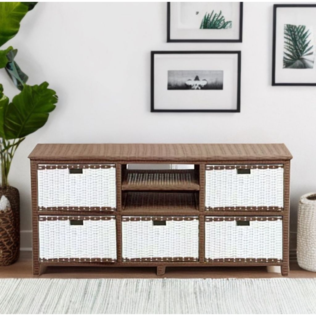 meja TV rotan sintetis.