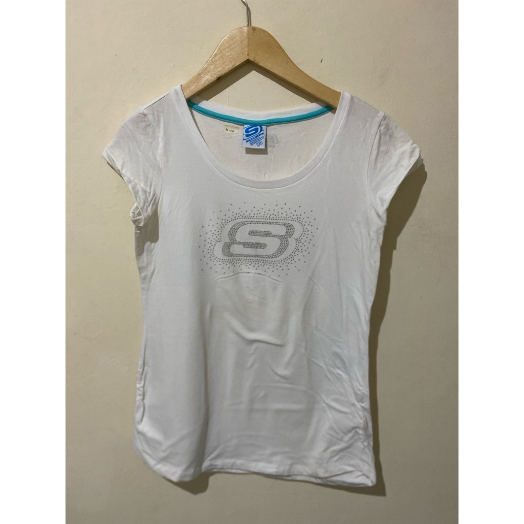 kaos Skechers wanita putih