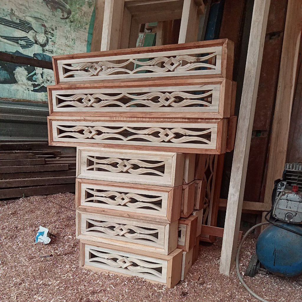 roster jendela kayu kamper