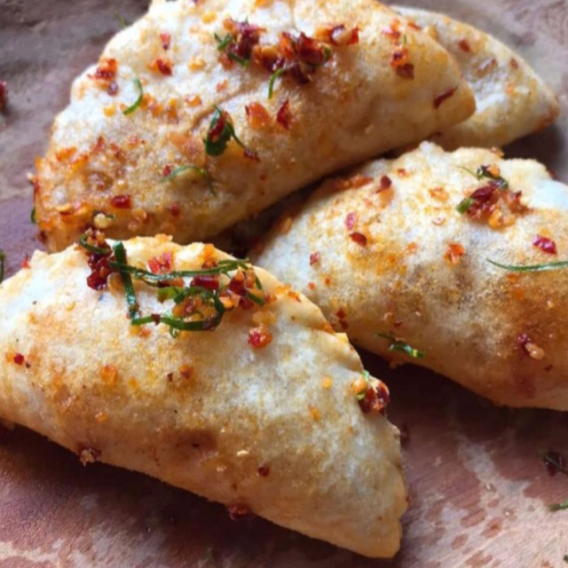 

Cireng isi ayam suwir pedas bumbu chili oil isi 7 pcs