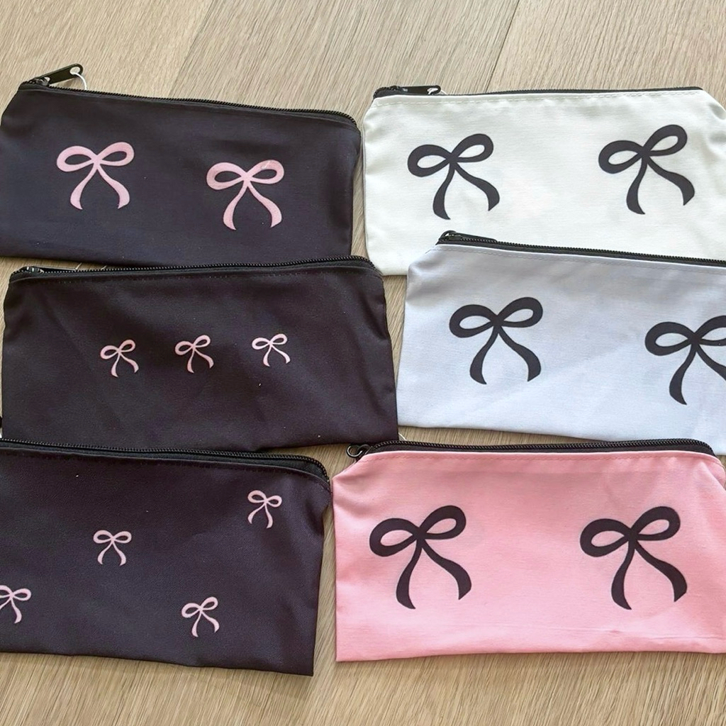 

Mocorie - Rachelle Ribbon Pencil Case / Tempat Pensil Coquette / Tempat Pensil Motif Pita / Ribbon Pencil Case / Tempat Pensil Anak Sekolah Kuliah / Pouch Kosmetik Kecil / Tas Kosmetik / Dompet Coquette / Pouch Serbaguna / Alat Tulis Stationery