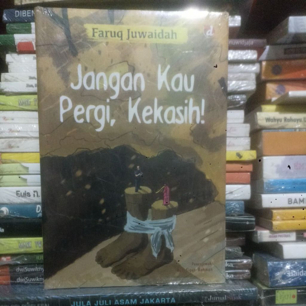 Buku puisi jangan kau pergi kekasihku.