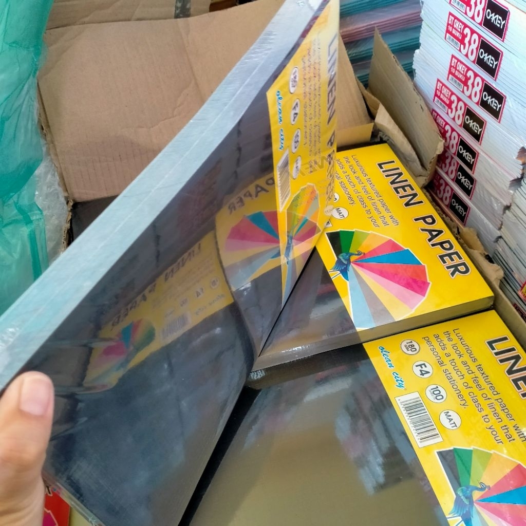 

1 pak Isi 100 Lembar Kertas Linen Hitam Kerta Piagam sertifikat F4 180Gsm