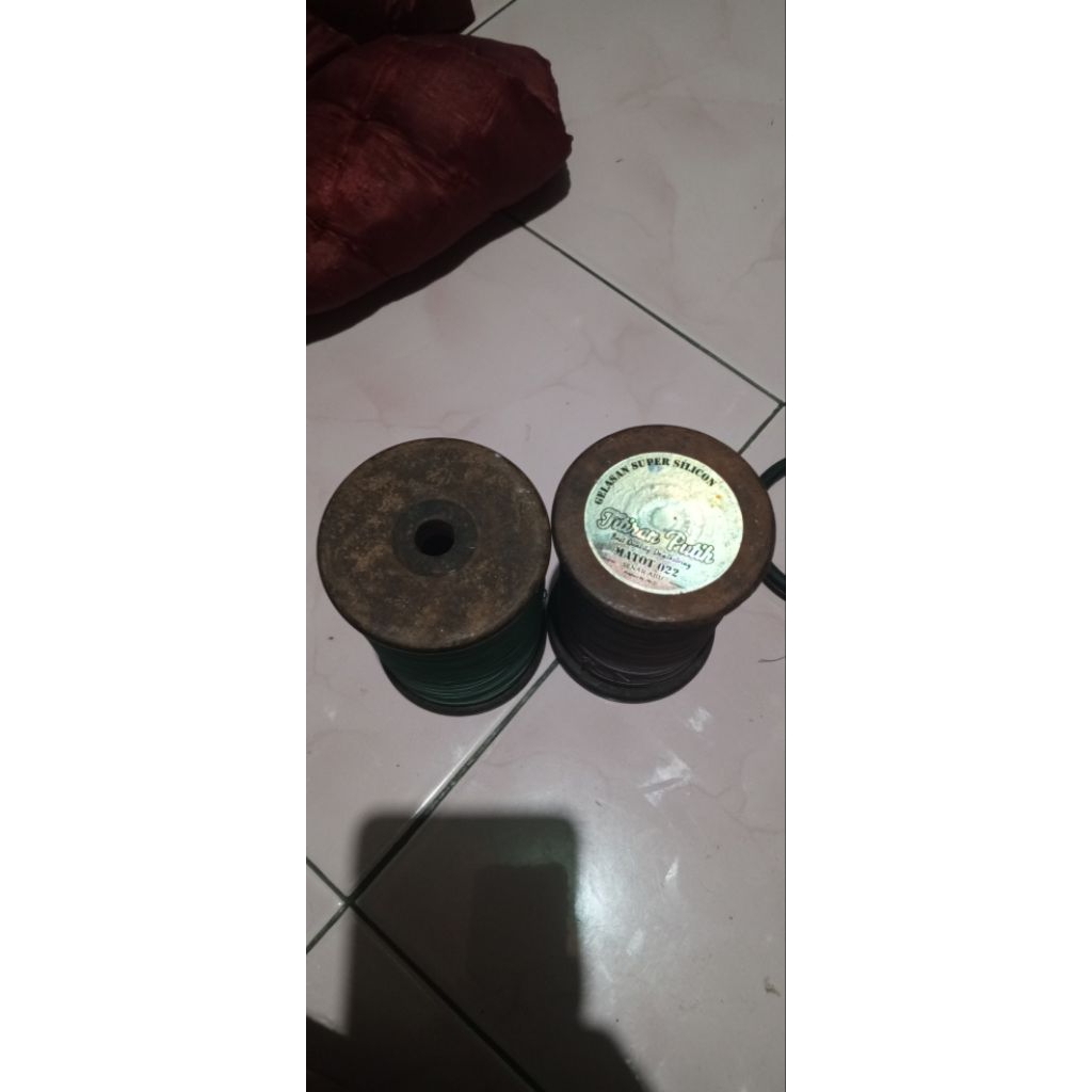 Gelasan titiran putih 022 dan Gelasan pejantan tangguh (stiker di lepas) 023 Second