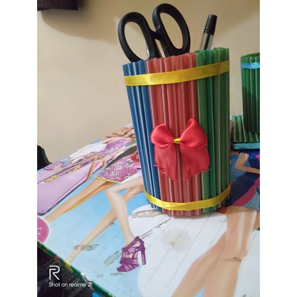 

tempat pensil dari sedotan